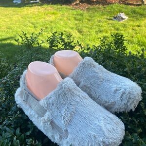 Nike Calm Women’s Plush White Ankle Strap Slippers Shoes Size 7